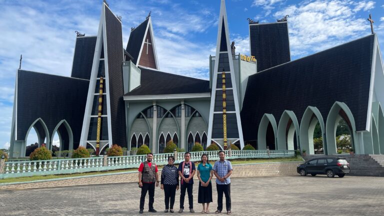 Menggali Makna Inkulturasi: Tim Peneliti MoRA The AIR Funds STAKat Negeri Pontianak Melaksanakan Observasi Misa Inkulturasi Gawai Nosu Minu Podi di Kabupaten Sanggau