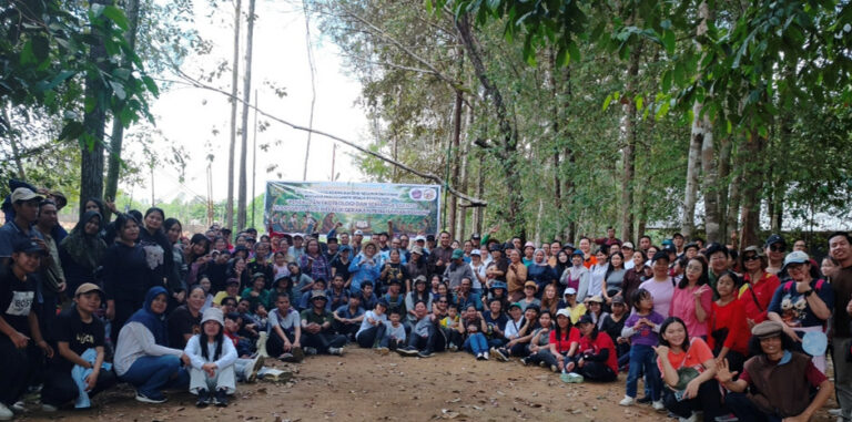 STAKAT NEGERI PONTIANAK DAN PAROKI SANTA SESILIA PONTIANAK WUJUDKAN EKOTELOGI DAN SEMANGAT SANTO FRANSISKUS ASSISI MELALUI PENANAMAN POHON DI RUMAH PELANGI
